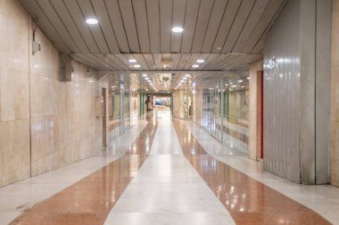 İstasyonun alt geçidinde insanlar yok.