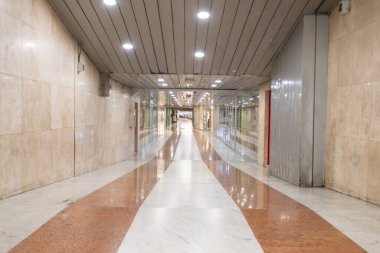 İstasyonun alt geçidinde insanlar yok.