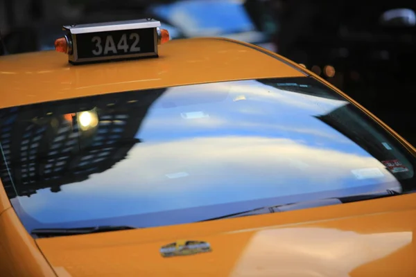 Nowy Jork taxi okno odzwierciedlają budynku — Zdjęcie stockowe