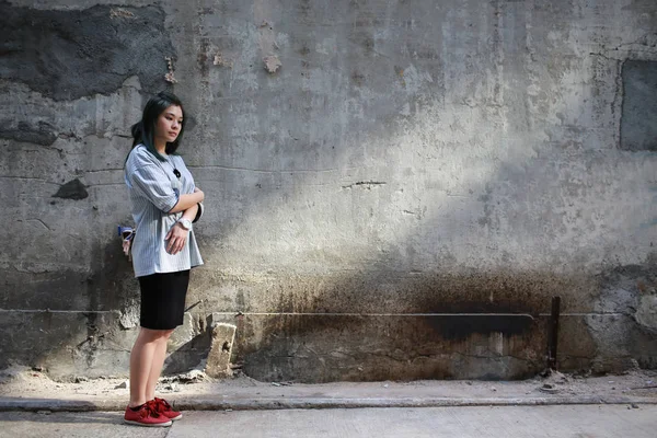 ruh hali ile kız yürümek sanayi bölgesinde