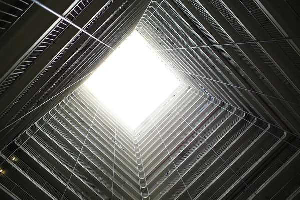 Interior de la casa con el cielo brillante, muchas capas - muestra de hong kong vivienda pública — Foto de Stock