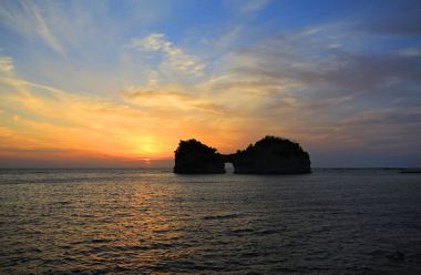 güzel gün batımı ile güneşli Engetsu Adası'nın Güney Japonya