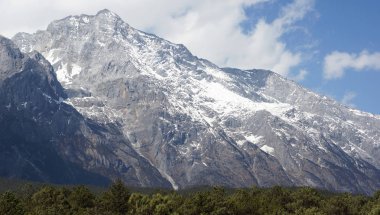 kar dağ silsilesi ve bulutlar - Jade Dragon Snow Mountain veya Mount Yulong Lijiang ülkede, Yunnan Eyaleti