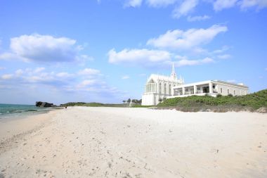 kum sahilde Okinawa'da gökyüzü ile beyaz kilise