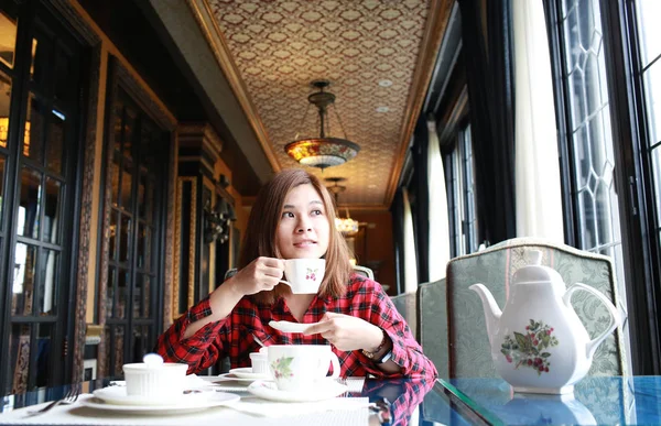 Kız restoranda çay var