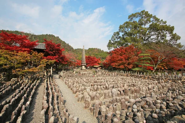 Japonya kule, adashino nenbutsuji Tapınağı, Kyoto, Japonya