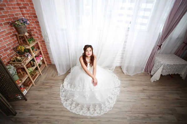 Svatební dívka úsměv, studio natáčení — Stock fotografie