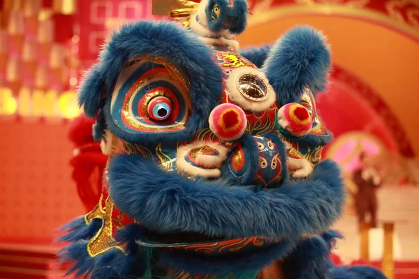 kutluyor Çin aslanı dans