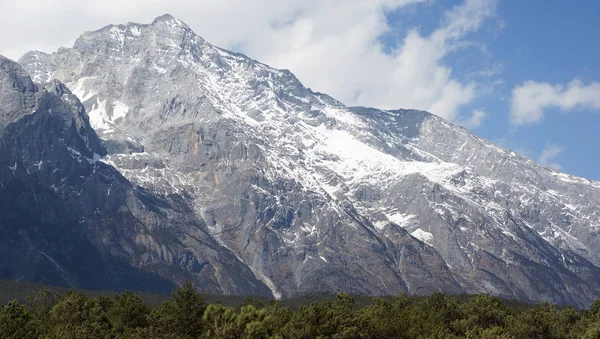 kar dağ silsilesi ve bulutlar - Jade Dragon Snow Mountain veya Mount Yulong Lijiang ülkede, Yunnan Eyaleti