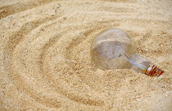Bulbo dentro da praia de areia — Fotografia de Stock