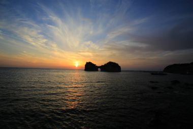 güzel gün batımı ile güneşli Engetsu Adası'nın Güney Japonya