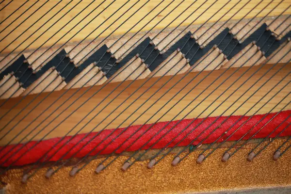 Piyano ayrıntı içinde