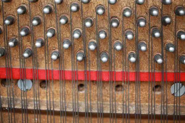 Piyano ayrıntı içinde