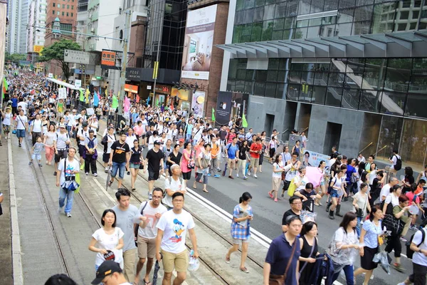 Протест людей на вулиці в 1 липні 214 — стокове фото