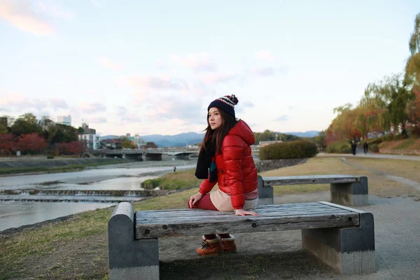 Menina fica no parque com ninguém na cidade no inverno perto do rio Kamo — Fotografia de Stock