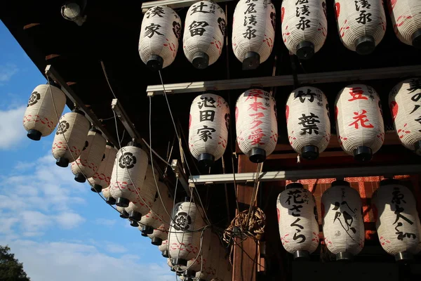 在京都八坂神社与日本灯笼 — 图库照片