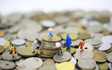 küçük adam oturup para banka