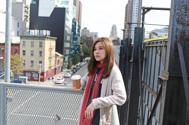 kız var new York'ta bir kahve
