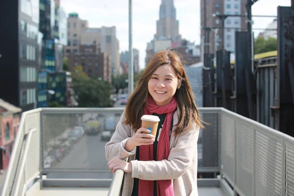Mädchen trinken einen Kaffee in New York City — Stockfoto