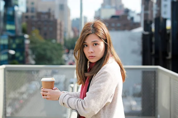 女孩有一杯咖啡在纽约城 — 图库照片