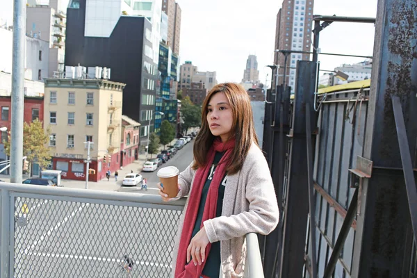 Ragazza prendere un caffè a New York — Foto Stock