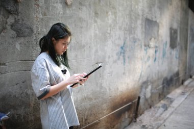 Kız sokakta panelini kullanma