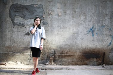 ruh hali ile kız yürümek sanayi bölgesinde