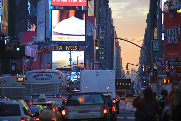 File d'attente de voiture occupé dans les temps carrés à New York — Photo