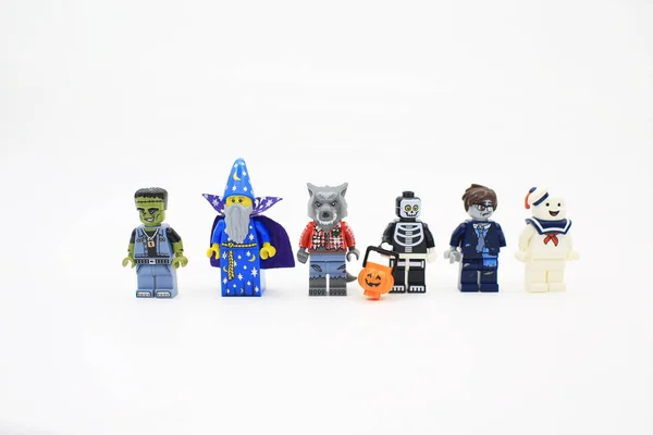 Лего кирпич и минифигурка — стоковое фото