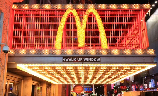 New York saat Meydanı'nda gece restoranda McDonald — Stok fotoğraf