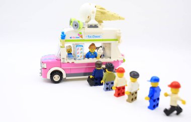 Lego minifigure farklı poz ile