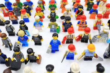 kalabalığın içinde Lego adam