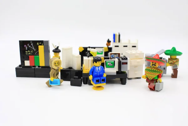 Minifigura de lego com pose diferente — Fotografia de Stock