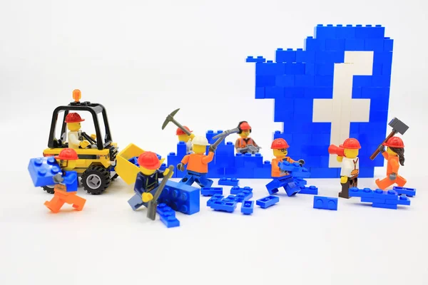 LEGO pracy na Facebooku — Zdjęcie stockowe