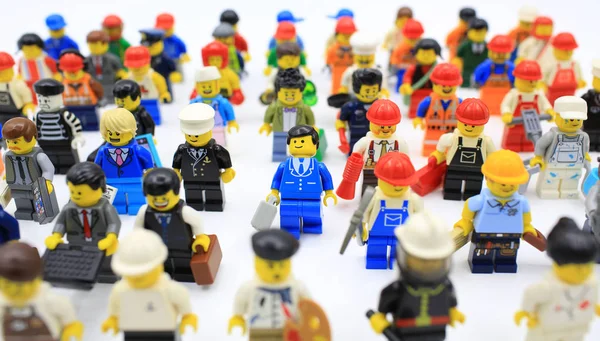 Лего-человек в толпе — стоковое фото