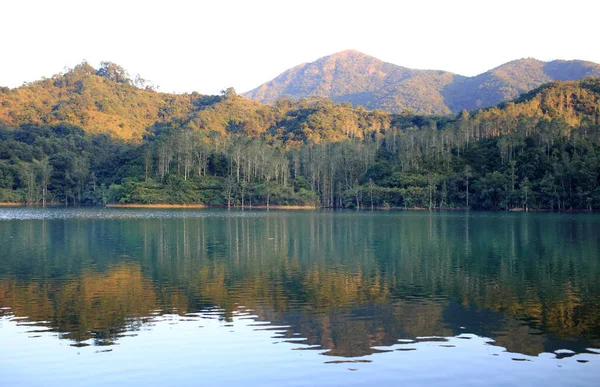 Hong kong subúrbio com vista para o lago — Fotografia de Stock