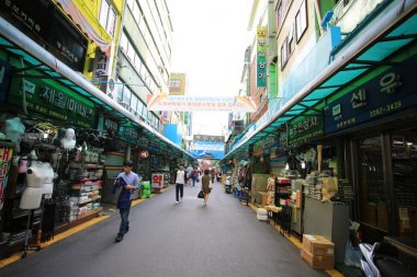 Seoul, Güney Kore 22 Ekim: Seul üzerinde 22 Ekim 2016 Dongdaemun pazarda alışveriş caddesi. Dongdaemun Pazar Seul büyük alışveriş alanında biridir