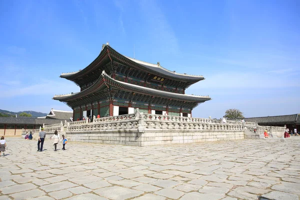 Gyeongbokgung o Gyeongbokgung Palace o Gyeongbok Palace, con su nombre en la bandera, el palacio real de la dinastía Joseon en Seúl . — Foto de Stock