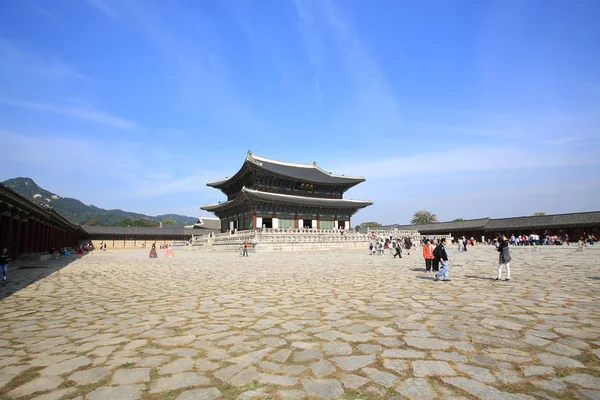 SEÚL, COREA DEL SUR; 11 NOV: La perspectiva del Palacio Gyeongbokgung en Seúl el 11 de noviembre de 2016.Gyeongbokgung o Palacio Gyeongbok, con su nombre en la bandera, el palacio real de la dinastía Joseon en Seúl . — Foto de Stock