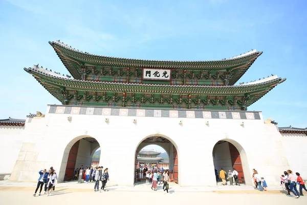 Gyeongbokgung o Gyeongbokgung Palace o Gyeongbok Palace, con su nombre en la bandera, el palacio real de la dinastía Joseon en Seúl . — Foto de Stock