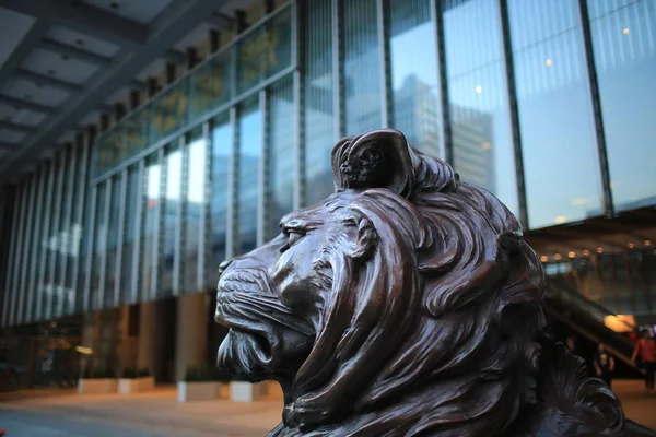 2013 月に中央の上海銀行の香港の本社ビル近く香港 Hsbc のライオン Hsbc の保有物は香港の主要銀行です — ストック写真