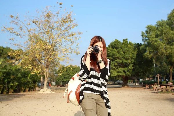 Dziewczyna Fotografowania Pikniku — Zdjęcie stockowe