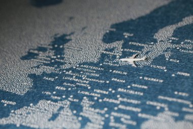 PIN ve uçak ile boyalı harita