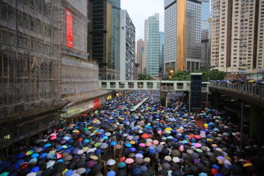 Hong Kong - 18 Ağustos 2019: Milyonlarca protestocu Sivil İnsan Hakları Cephesi 'nin düzenlediği mitinge gitmek için Causeway Bay' e gitti. hk halkı, Çin 'i de içeren tartışmalı bir suçlu iadesine karşı çıkıyor.