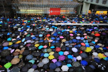Hong Kong - 18 Ağustos 2019: Milyonlarca protestocu Sivil İnsan Hakları Cephesi 'nin düzenlediği mitinge gitmek için Causeway Bay' e gitti. hk halkı, Çin 'i de içeren tartışmalı bir suçlu iadesine karşı çıkıyor.
