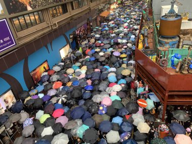 Hong Kong - 18 Ağustos 2019: Milyonlarca protestocu Sivil İnsan Hakları Cephesi 'nin düzenlediği mitinge gitmek için Causeway Bay' e gitti. hk halkı, Çin 'i de içeren tartışmalı bir suçlu iadesine karşı çıkıyor.