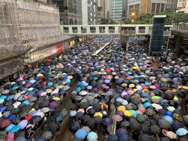 Hong Kong - 18 Ağustos 2019: Milyonlarca protestocu Sivil İnsan Hakları Cephesi 'nin düzenlediği mitinge gitmek için Causeway Bay' e gitti. hk halkı, Çin 'i de içeren tartışmalı bir suçlu iadesine karşı çıkıyor.