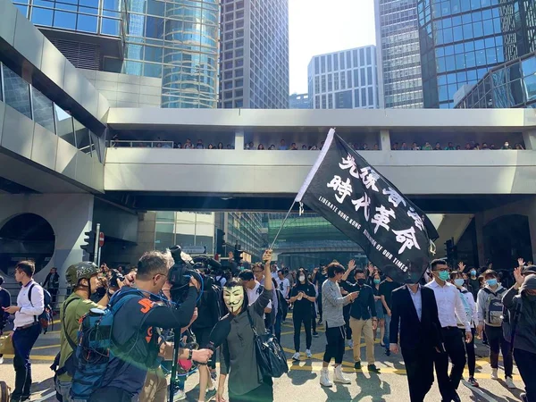11月2019 抗議者は中央に旗 自由香港 私たちの時代の革命 を保持しています アンチマスク法が制定された後抗議は終わりではありません — ストック写真