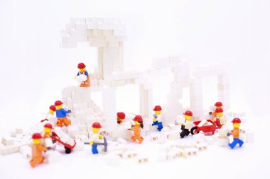 Hong Kong / Çin, 25 Mayıs 2019: Hong Kong 'daki farklı setten Lego insanların stüdyo fotoğrafları. Legolar Danimarka' daki The Lego Group tarafından üretilen popüler bir plastik yapı oyuncağı serisidir.