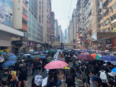 Hong Kong -1 Ekim 2019: Çin Cumhuriyeti 'nde protestocular sokağa çıktı. Hükümet yeni bir maske karşıtı yasa çıkardıktan sonra, geceleri hala her sokakta işgal edilen protestocuları protesto ediyor..